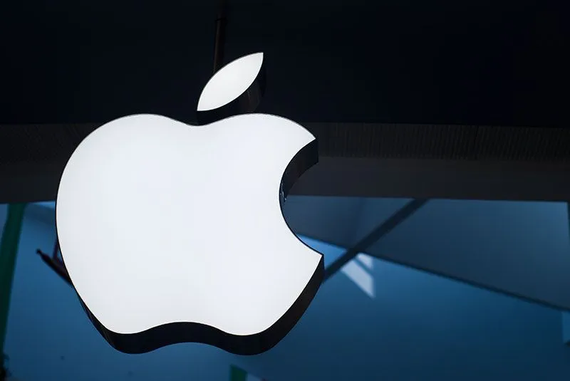 APPLE OFFERS $180,000 BONUSES TO PREVENT DEFECTIONS