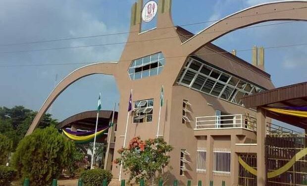 ASUU: UNIBEN STUDENTS DISRUPT ACTIVITIES AT BENIN FEDERAL SECRETARIAT