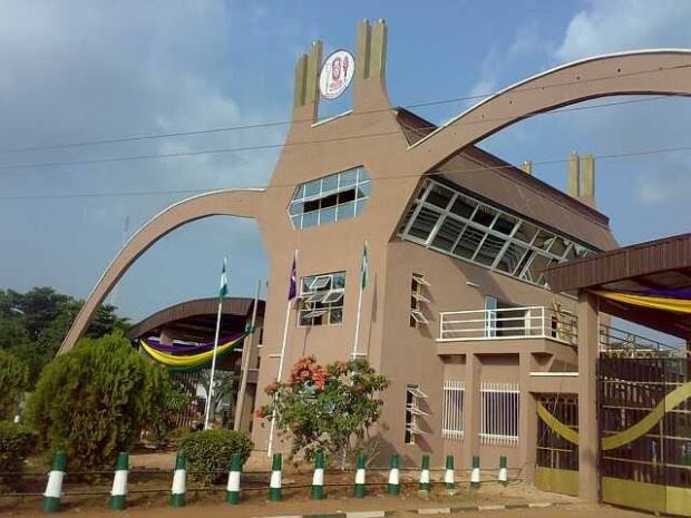 ASUU: UNIBEN STUDENTS DISRUPT ACTIVITIES AT BENIN FEDERAL SECRETARIAT